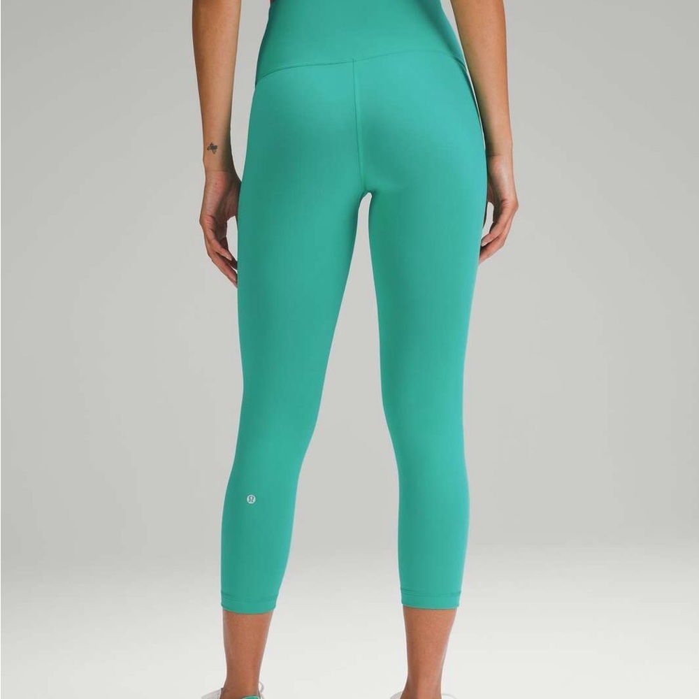 C - Lululemon Wunder Train High-Rise Crop 23"
Kelly Green